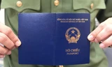 Hộ chiếu bìa xanh tím than Việt Nam mới áp dụng. (Ảnh: VNE)