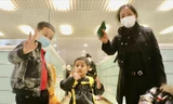 Gia đình một kiều bào từ Ukraine trở về Việt Nam. (Ảnh: TTXVN)