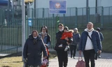 Người dân Ukraine di tản sang Ba Lan sau khi Nga triển khai chiến dịch quân sự. (Ảnh: Reuters)