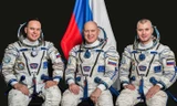 (Từ trái qua) Ba phi hành gia Nga Sergey Korsakov, Oleg Artemyev, và Denis Matveev chụp ảnh chung trong trung tâm huấn luyện Gagarin ở Mátxcơva 