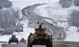 Một đoàn xe quân sự Nga đi trên đường cao tốc ở Crimea ngày 18/1/2022. (Ảnh: AP)