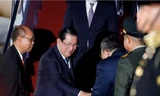 Thủ tướng Campuchia Hun Sen bước xuống sân bay ở Indonesia để chuẩn bị dự thượng đỉnh G20 ngày 14/11. (Ảnh: AP)