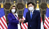 Chủ tịch Hạ viện Mỹ Nancy Pelosi trong cuộc gặp Chủ tịch Quốc hội Hàn Quốc Kim Jin-pyo ngày 4/8. (Ảnh: Reuters)