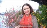 Hình ảnh Đại sứ Úc Robyn Mudie bên cành đào và cây quất trong clip chúc mừng Tết Việt Nam. (Ảnh cắt từ clip)