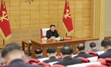 Chủ tịch Triều Tiên Kim Jong Un triệu tập cuộc họp khẩn của Bộ Chính trị để chỉ đạo nhiệm vụ chống đợt bùng phát COVID-19. (Ảnh: KCNA)
