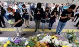 Người dân Nhật Bản đặt hoa tưởng niệm cố Thủ tướng Abe Shinzo bị ám sát. (Ảnh: Reuters) 