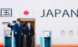 Thủ tướng Nhật đáp xuống sân bay Nội Bài chiều 30/4. (Ảnh: Trọng Tài)