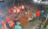 Camera ghi lại cảnh nhóm phụ nữ bị lôi ra ngoài nhà hàng rồi đánh đập dã man