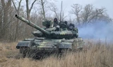 Một xe tăng của Ukraine ở Makariv. (Ảnh: Reuters)