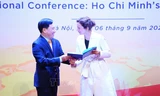 Phó Thủ tướng thường trực Phạm Bình Minh trao tặng sách về Hồ Chủ tịch cho Tổng Giám đốc UNESCO Audrey Azoulay. (Ảnh: TTXVN) 