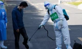 Một người dân được khử trùng sau khi rời khu cách ly tập trung ở Thượng Hải ngày 9/4. (Ảnh: AP)