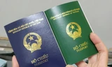 Hộ chiếu của Việt Nam mẫu mới (trái) và mẫu cũ (phải)