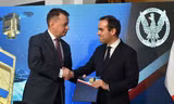 Bộ trưởng Quốc phòng Ba Lan Mariusz Błaszczak và người đồng cấp Pháp Sebastien Lecornu tại lễ ký ngày 27/12. (Ảnh: Shutterstock)