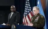Bộ trưởng Quốc phòng Mỹ Lloyd Austin (trái) và Chủ tịch Hội đồng tham mưu trưởng liên quân Mỹ Mark Milley gặp báo chí sau khi kết thúc cuộc họp của nhóm các nhà tài trợ vũ khí cho Ukraine ngày 23/5. (Ảnh: AP)