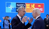 Tổng thống Mỹ Joe Biden và Tổng thư ký NATO Jens Stoltenberg gặp nhau tại Madrid ngày 29/6. (Ảnh: AP)