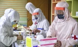 Đội y tế thuộc quân đội Triều Tiên đang phát thuốc tại một quầy ở Bình Nhưỡng ngày 18/5. (Ảnh: Getty)