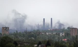 Khói bay lên từ khu vực nhà máy thép Azovstal ngày 13/5. (Ảnh: AP)
