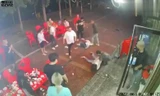 Hình ảnh do camera giám sát cho thấy nhóm thực khách nữ bị lôi ra khỏi nhà hàng và tiếp tục bị hành hung ở ngoài sân