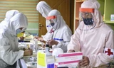 Các nhân viên y tế tại một quầy phát thuốc ở Bình Nhưỡng. (Ảnh: Reuters)
