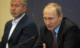 Tỷ phú Roman Abramovich trong một bức ảnh cùng Tổng thống Nga Vladimir Putin. (Ảnh: Daily Mail)