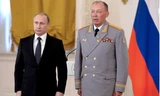 Tổng thống Nga Vladimir Putin và Tướng Alexander Dvornikov trong lễ trao huy hiệu năm 2016. (Ảnh: Spunik)
