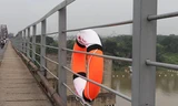 Nhóm tình nguyện gắn 400 phao cứu sinh trên các cây cầu bắc qua sông Hồng