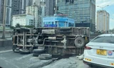 Xe tải gãy trục bánh sau, lật giữa đường Vành đai 3 trên cao
