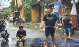 Du khách xắn tay cùng người dân dọn dẹp phố cổ Hội An sau bão Noru