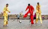 Mãn nhãn xem ngư dân đá bóng bằng cà kheo tại lễ hội Nghinh Ông 