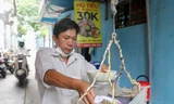 Quán hủ tiếu ở TPHCM hút khách nhờ 'chiêu' bán hàng độc lạ