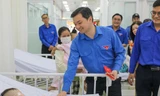 Bí thư Trung ương Đoàn chúc Tết bệnh nhi và cảnh sát giao thông