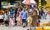 Nắng oi bức, người dân vẫn tranh thủ 'check-in' đường hoa Nguyễn Huệ ngày cuối