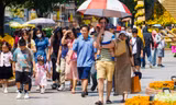 Nắng oi bức, người dân vẫn tranh thủ 'check-in' đường hoa Nguyễn Huệ ngày cuối
