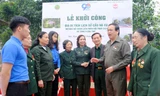 Ông Vũ Trọng Kim, Chủ tịch Hội cựu Thanh niên xung phong trò chuyện cùng cựu TNXP và đoàn viên, thanh niên.