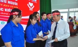 Chủ nhật Đỏ tiếp sức sinh viên nghèo vượt khó