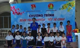 Trung ương Đoàn tặng quà Tết cho học sinh Vĩnh Long