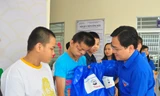 Bí thư Trung ương Đoàn tặng quà cho thiếu nhi Cần Thơ