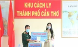 Hoa khôi Huỳnh Thúy Vi tặng sách cho người dân trong khu cách ly phòng dịch COVID