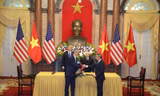 Ông Dương Trí Thành (phải) - Tổng giám đốc Vietnam Airlines và ông Dave Shrik - Phó Tổng giám đốc Sabre trao thỏa thuận mở rộng hợp tác chiến lược