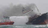 Lực lượng cứu hộ Hong Kong chữa cháy tàu Aulac Fortune.