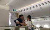 Nam hành khách bị đưa khỏi tàu bay