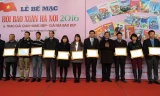 Ban Tổ chức trao giải cho các cơ quan báo chí tại Hội Báo Xuân Bính Thân – Hà Nội năm 2016.