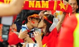 Màn khoá môi nóng bỏng mừng chiến thắng tuyển Việt Nam