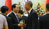 Chủ tịch nước Trần Đại Quang (trái) nâng ly cùng Tổng thống Mỹ Barack Obama. Ảnh: VnExpress.