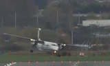 Máy bay chao đảo trên đường băng Anh vì gió mạnh