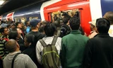 Tàu điện ngầm ở Paris thường diễn ra trong tình trạng chật chội, đông đúc.