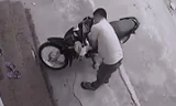 5 cô gái bất lực nhìn tên trộm xe máy tẩu thoát