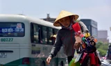 Oằn mình mưu sinh trong cái nắng đổ lửa Sài thành