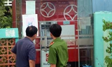 Cảnh sát khám nghiệm hiện trường máy ATM bị trộm. Ảnh: Hồ Nam.