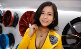 Người đẹp với khuôn mặt trái xoan, vòng 1 bốc lửa và nụ cười duyên dáng tại Tokyo Auto Salon 2016.